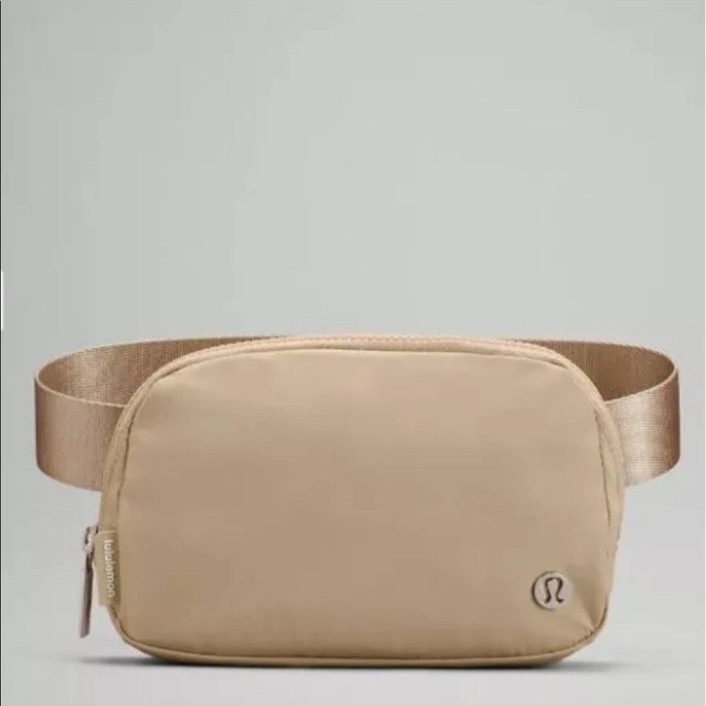 Lululemon - EVERYWHERE BELT BAG *EXTENDED STRAP